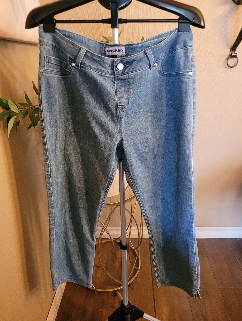 Nygard Pull On Denim Women's Capris - Picture 2 of 4